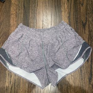Lululemon Sz 6 Hotty Hot Shorts Heathered Black 2.5" inseam